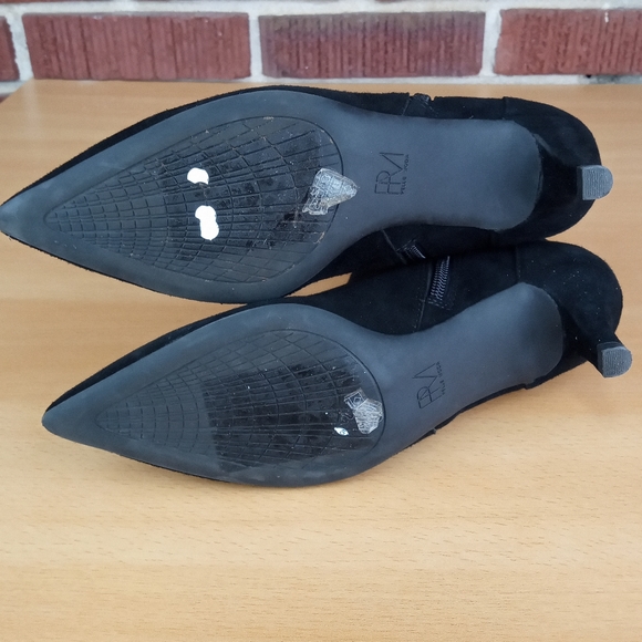 NWT Pelle Moda 'Candis' Pointy Toe Kitten Heel Ankle Booties in Black Suede - Picture 6 of 7